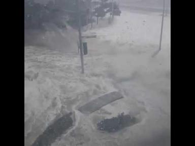 태풍 &#39;차바&#39;로 물 들이닥친 부산 해운대